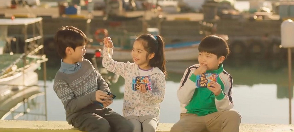 Ba đứa trẻ ngày càng gắn bó, cùng nhau lớn lên. Ba đứa trẻ ngày càng gắn bó, cùng nhau lớn lên.