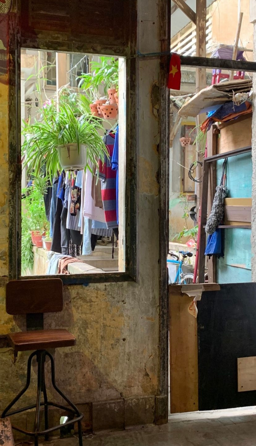 Cánh cửa dẫn đến Things Living Room nằm trong một quán cà phê khác. Cánh cửa dẫn đến Things Living Room nằm trong một quán cà phê khác.