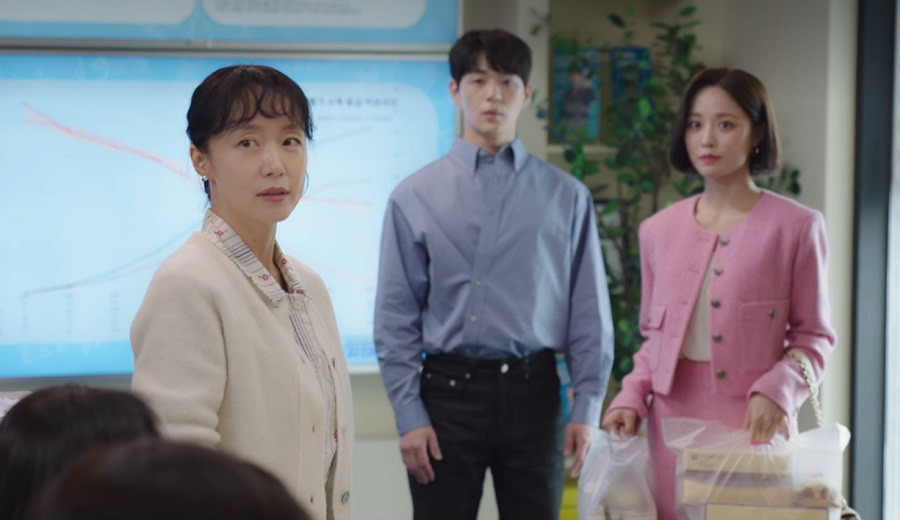 Nam Haeng Seon mang đồ ăn đến văn phòng Choi Chi Yeol, vừa lúc đối tượng xem mắt của anh cũng xuất hiện. Nam Haeng Seon mang đồ ăn đến văn phòng Choi Chi Yeol, vừa lúc đối tượng xem mắt của anh cũng xuất hiện.