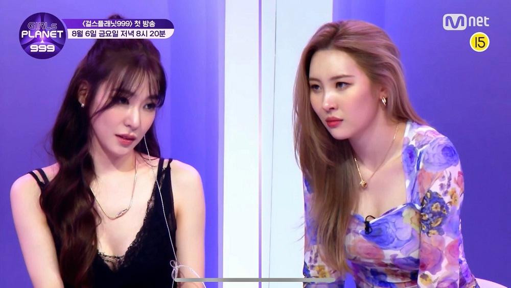 Nét mặt của Tiffany Young và Sunmi lập tức thay đổi.