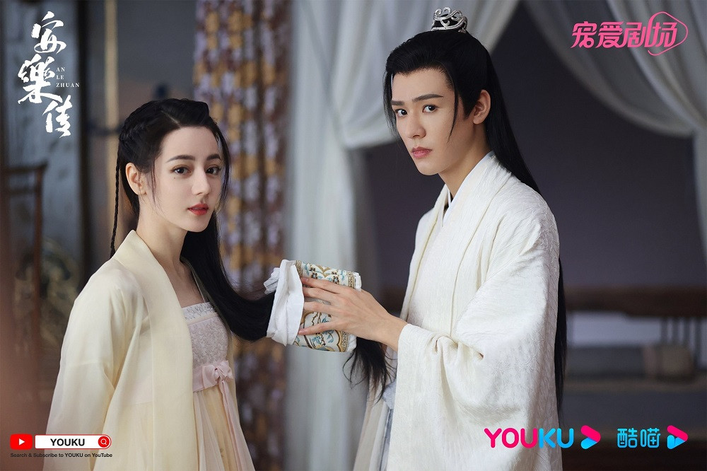 Bạn diễn Địch Lệ Nhiệt Ba. Bạn diễn Địch Lệ Nhiệt Ba.