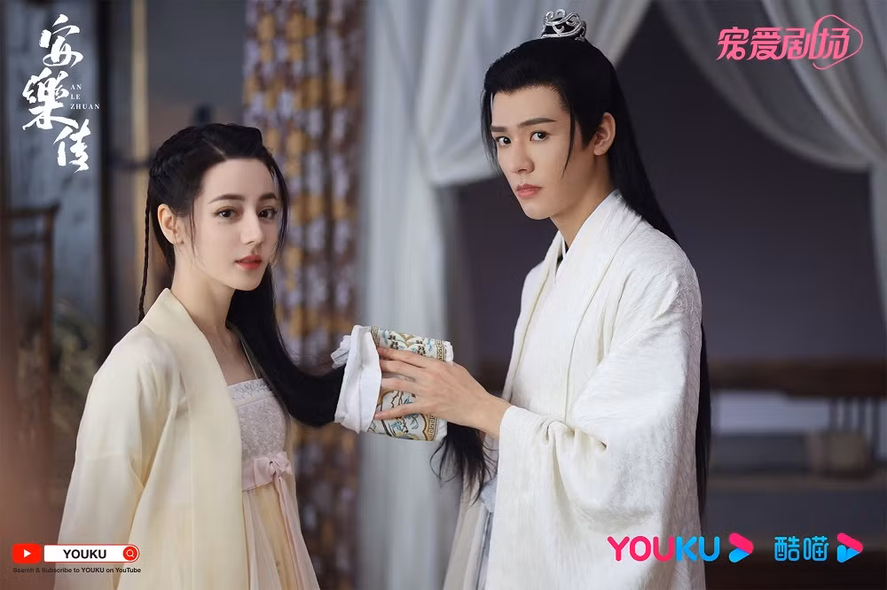 Bạn diễn Địch Lệ Nhiệt Ba.