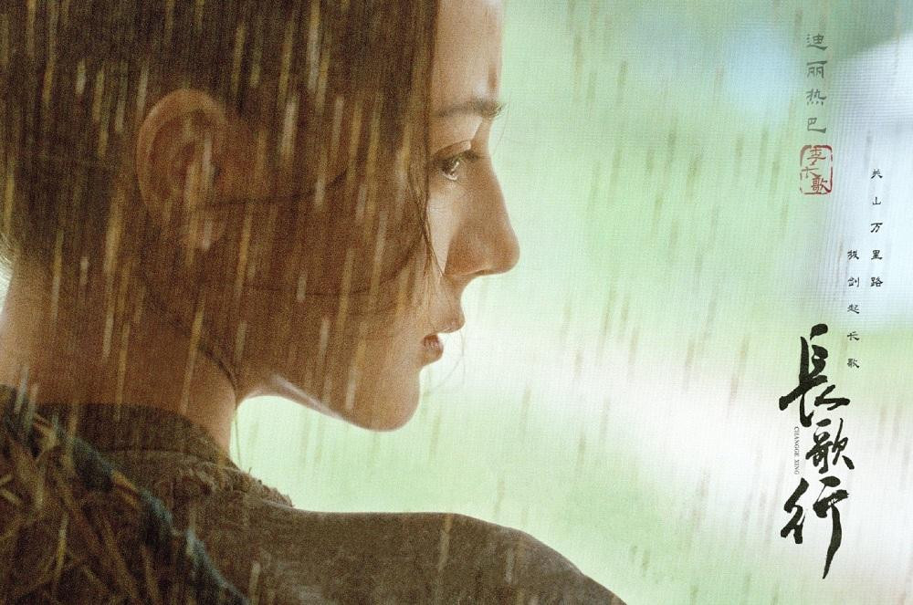 Địch Lệ Nhiệt Ba khi cải nam trang trông rất anh khí. Địch Lệ Nhiệt Ba khi cải nam trang trông rất anh khí.