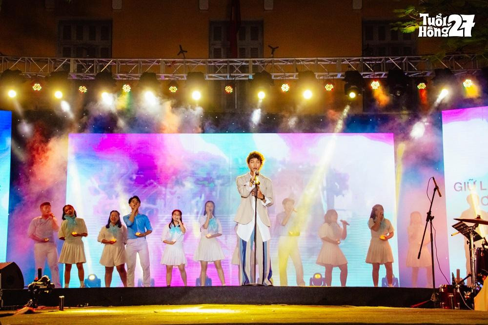 Màn kết hợp ý nghĩa giữa Gonzo và đội văn nghệ Minh Khai. Màn kết hợp ý nghĩa giữa Gonzo và đội văn nghệ Minh Khai.