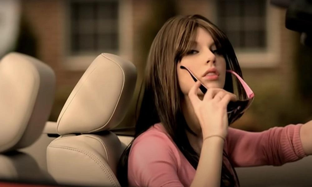 trong MV You Belong With Me.