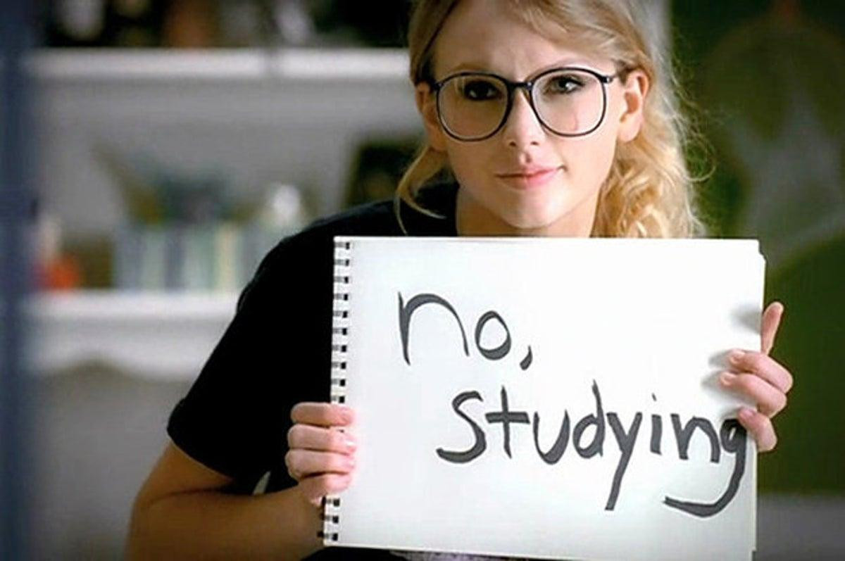 Taylor Swift đóng hai vai với ngoại hình và tính cách khác biệt...