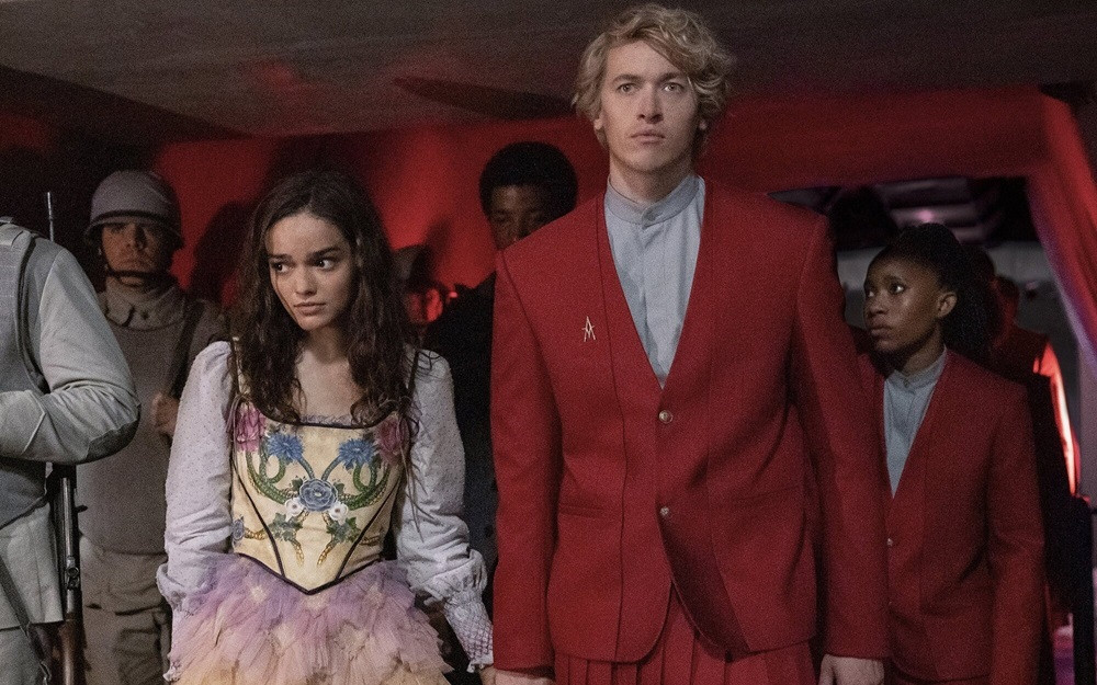 Tổng thống Snow (chàng trai áo đỏ) thời trẻ trong The Ballad of Songbirds and Snakes.