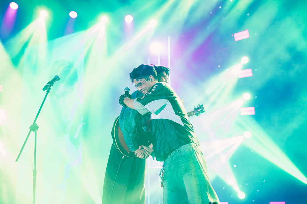 Cú bắt tay giữa Avin Lu và Thể Thiên. (Ảnh: Hương Giang) Cú bắt tay giữa Avin Lu và Thể Thiên. (Ảnh: Hương Giang)