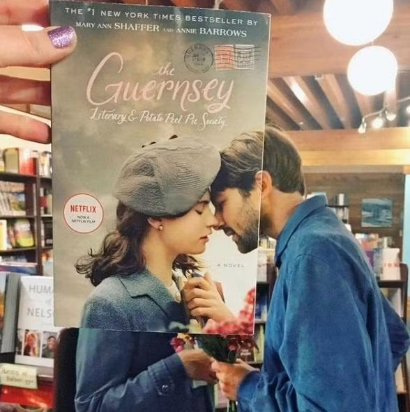 Bìa sách hai người cũng làm khó được những ai thích #Bookface.