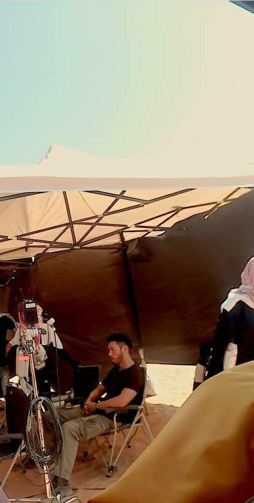 Hyun Bin trên phim trường Bargaining. Hyun Bin trên phim trường Bargaining.