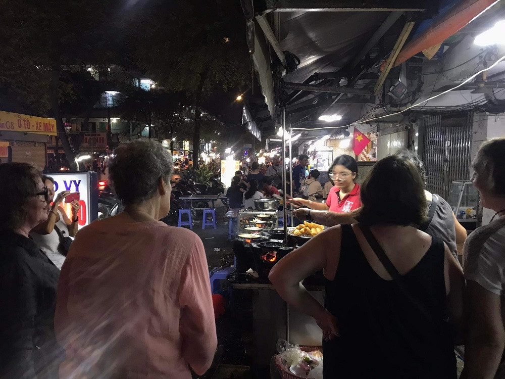 Khám phá ẩm thực đường phố Việt khiến người nước ngoài thích thú.