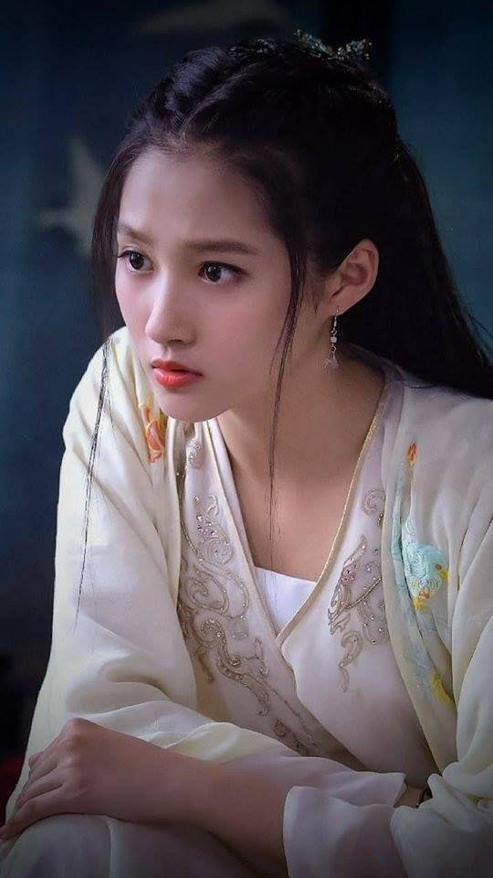 Trông cô rất ngọt ngào, nữ tính.