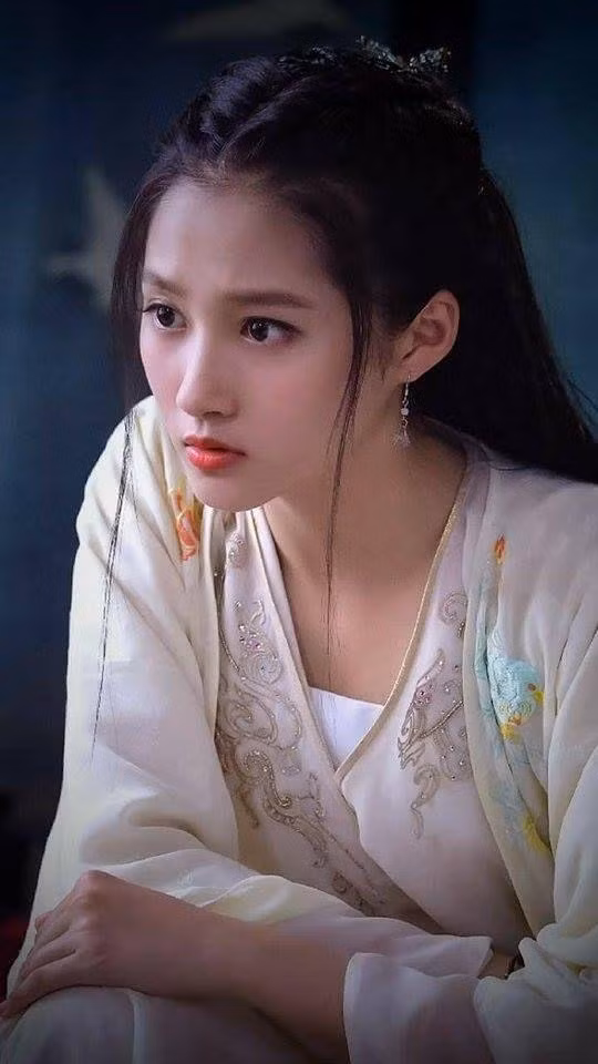 Trông cô rất ngọt ngào, nữ tính.
