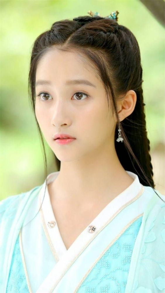 Quan Hiểu Đồng rất đẹp trong nhiều tạo hình cổ trang, kể cả kiểu tóc "hai râu".