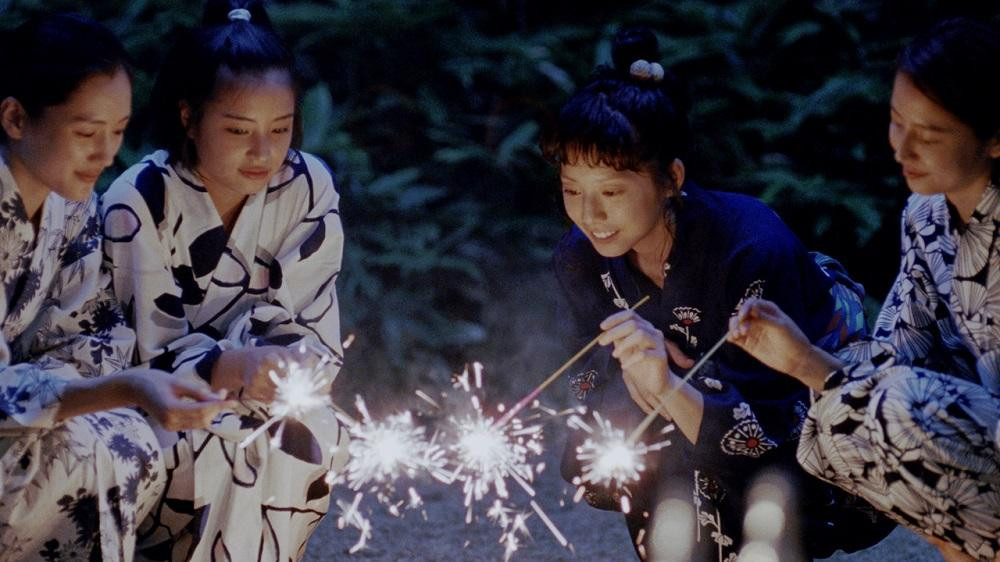 Con người ta chỉ thấy nhớ và nuối tiếc một thứ gì đó khi nó không còn tồn tại xung quanh ta nữa. (Minh họa: Phim Our Little Sister)