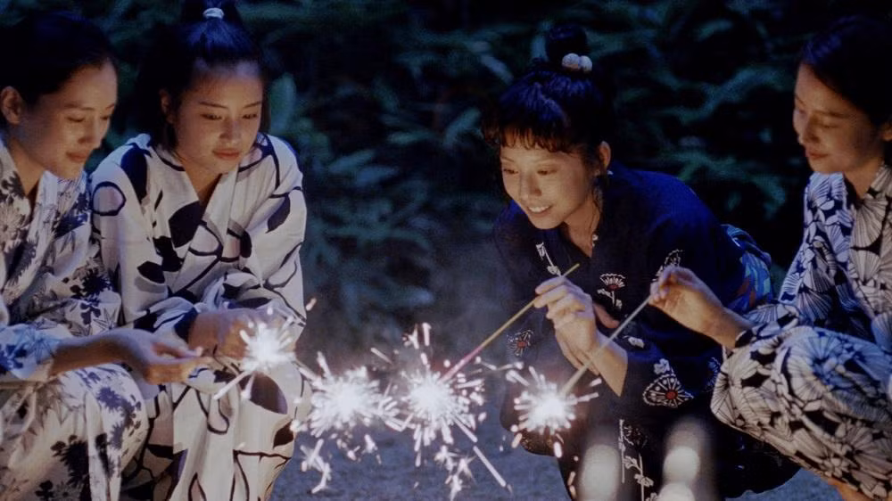 Con người ta chỉ thấy nhớ và nuối tiếc một thứ gì đó khi nó không còn tồn tại xung quanh ta nữa. (Minh họa: Phim Our Little Sister)