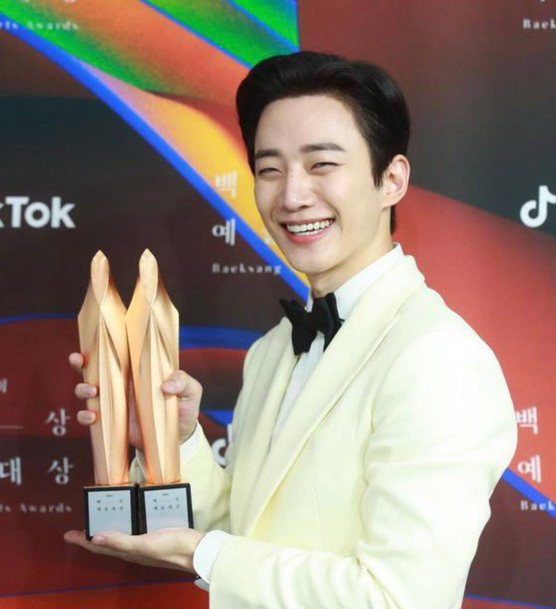 Lee Jun Ho và hai giải thưởng của Baeksang 2022.