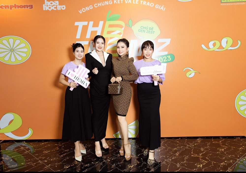 Chị Duyên Kiều và chị Đinh Thúy Thúy - Giám đốc kinh doanh của thương hiệu mỹ phẩm Hemia.