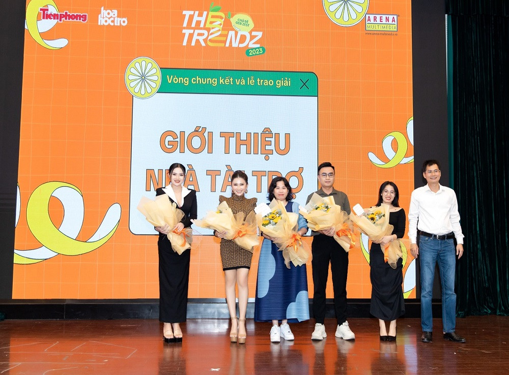 Đại diện của nhãn hàng Hemia nhận hoa từ Ban tổ chức The TrendZ.