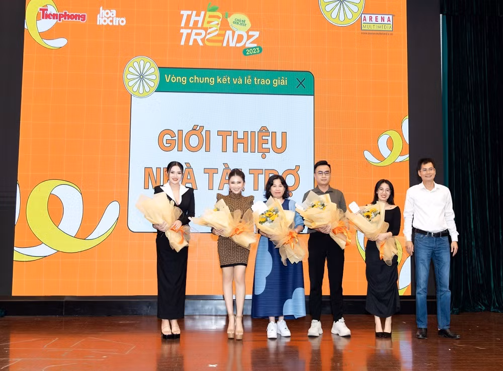 Đại diện của nhãn hàng Hemia nhận hoa từ Ban tổ chức The TrendZ.