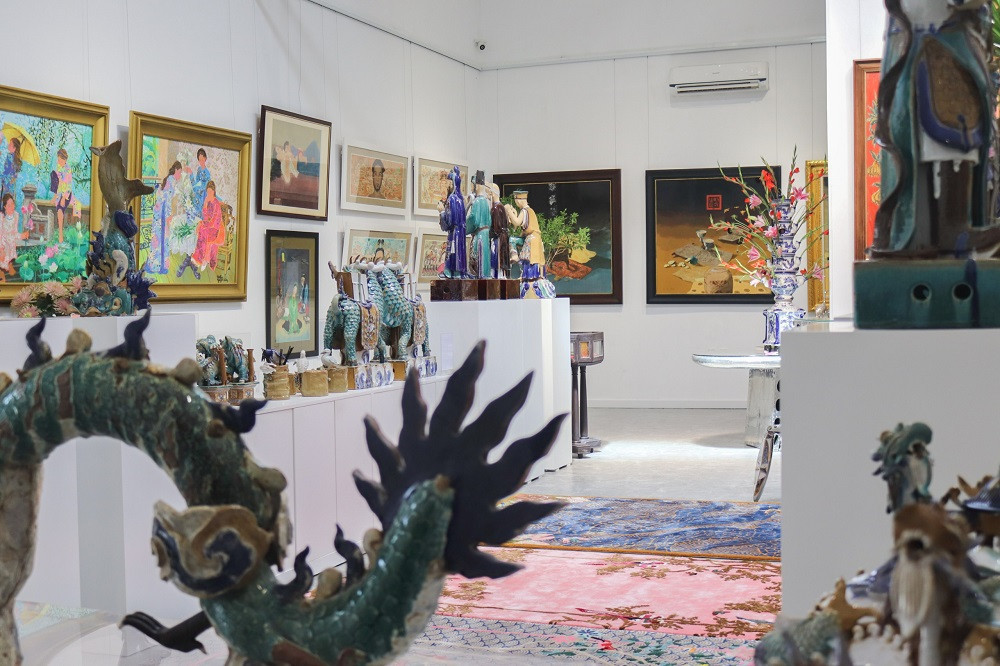 Triển lãm trưng bày nhiều tác phẩm mỹ thuật và gốm sứ. (Ảnh: Trúc Nhi) Triển lãm trưng bày nhiều tác phẩm mỹ thuật và gốm sứ. (Ảnh: Trúc Nhi)
