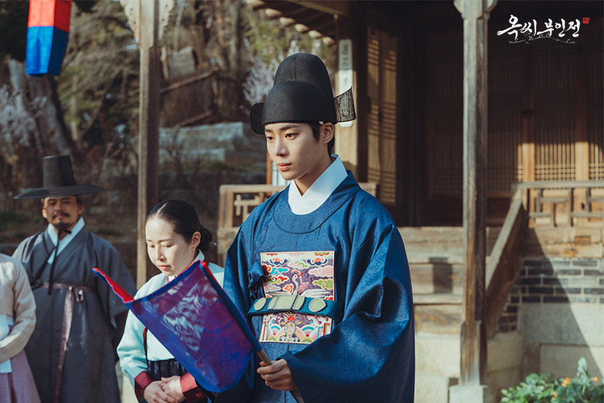 Trong Chuyện Nàng Ok, Choo Young Woo còn diễn vai Seong Yun Gyeom. Trong Chuyện Nàng Ok, Choo Young Woo còn diễn vai Seong Yun Gyeom.