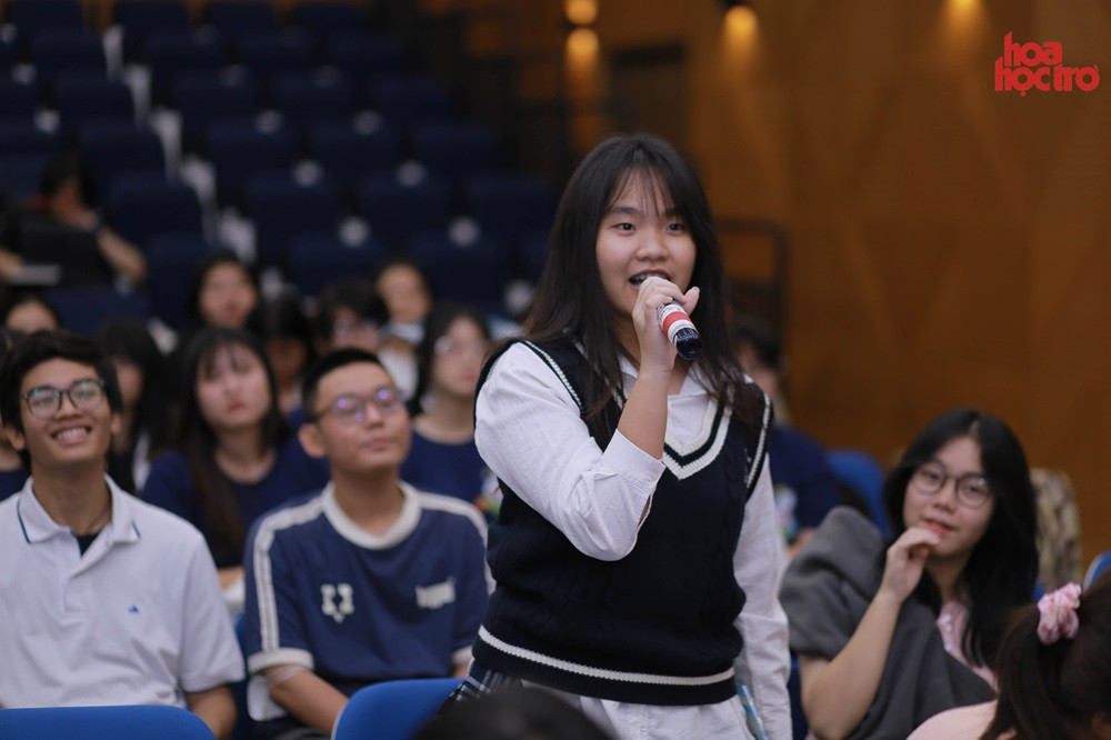 Các bạn thí sinh Thử Thách Kim Cương "hỏi khó" thầy Vũ Quân. Các bạn thí sinh Thử Thách Kim Cương "hỏi khó" thầy Vũ Quân.