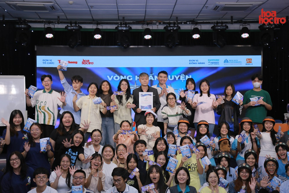 Thầy Vũ Quân cùng các bạn thí sinh Thử Thách Kim Cương 2024. Thầy Vũ Quân cùng các bạn thí sinh Thử Thách Kim Cương 2024.