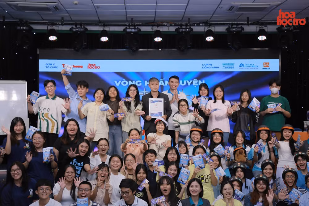 Thầy Vũ Quân cùng các bạn thí sinh Thử Thách Kim Cương 2024. Thầy Vũ Quân cùng các bạn thí sinh Thử Thách Kim Cương 2024.
