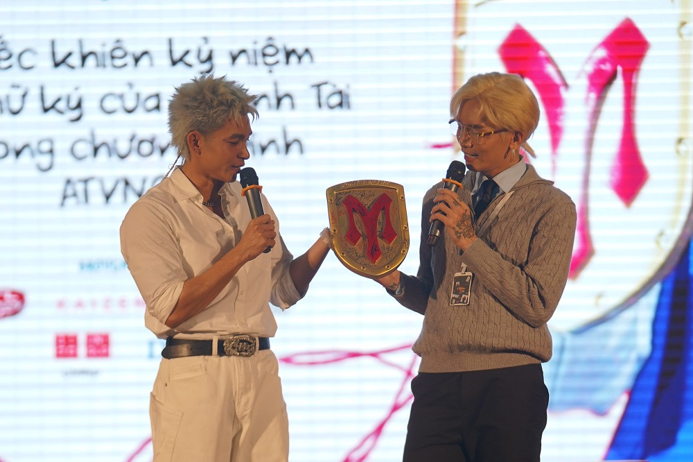 Chiếc khiên có chữ ký của 33 "anh tài". Chiếc khiên có chữ ký của 33 "anh tài".