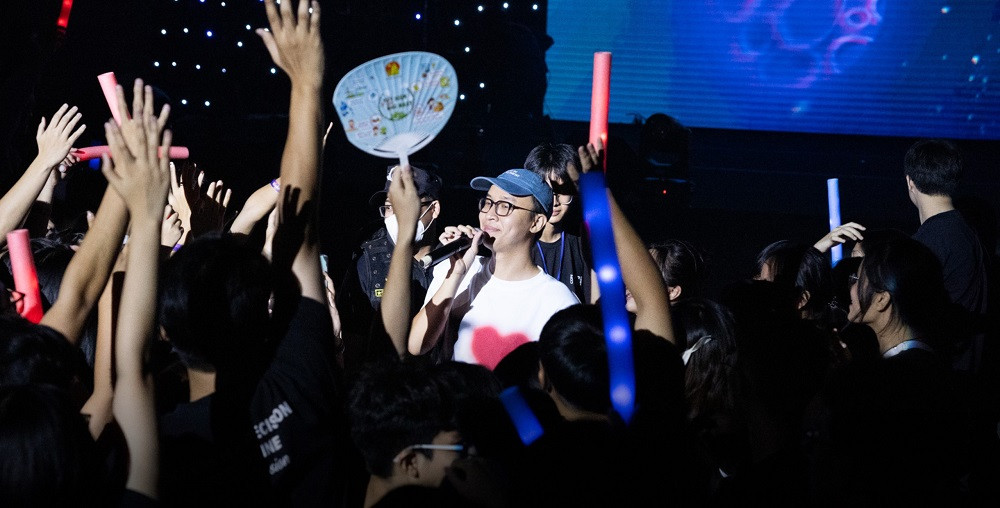 MC Uy Lê "lọt thỏm" giữa khán giả.