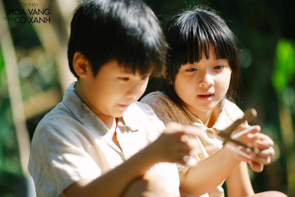 Tôi cùng lũ bạn ùa ra đồng, vừa chơi vừa bắt cào cào châu chấu cho bầy vịt. (Ảnh minh họa: Phim "Tôi Thấy Hoa Vàng Trên Cỏ Xanh") Tôi cùng lũ bạn ùa ra đồng, vừa chơi vừa bắt cào cào châu chấu cho bầy vịt. (Ảnh minh họa: Phim "Tôi Thấy Hoa Vàng Trên Cỏ Xanh")