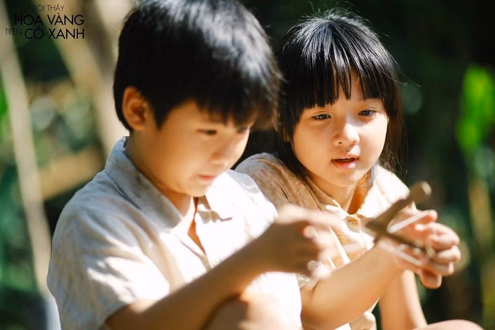 Tôi cùng lũ bạn ùa ra đồng, vừa chơi vừa bắt cào cào châu chấu cho bầy vịt. (Ảnh minh họa: Phim "Tôi Thấy Hoa Vàng Trên Cỏ Xanh")