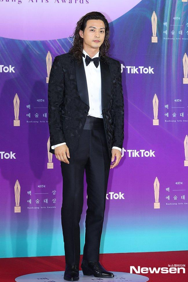 Nam diễn viên Kim Ji Hoon gây ấn tượng với mái tóc dài xoăn phá cách. Phải chăng chàng mỹ nam đang sẵn sàng nhập vai Denver của Money Heist phiên bản Hàn?