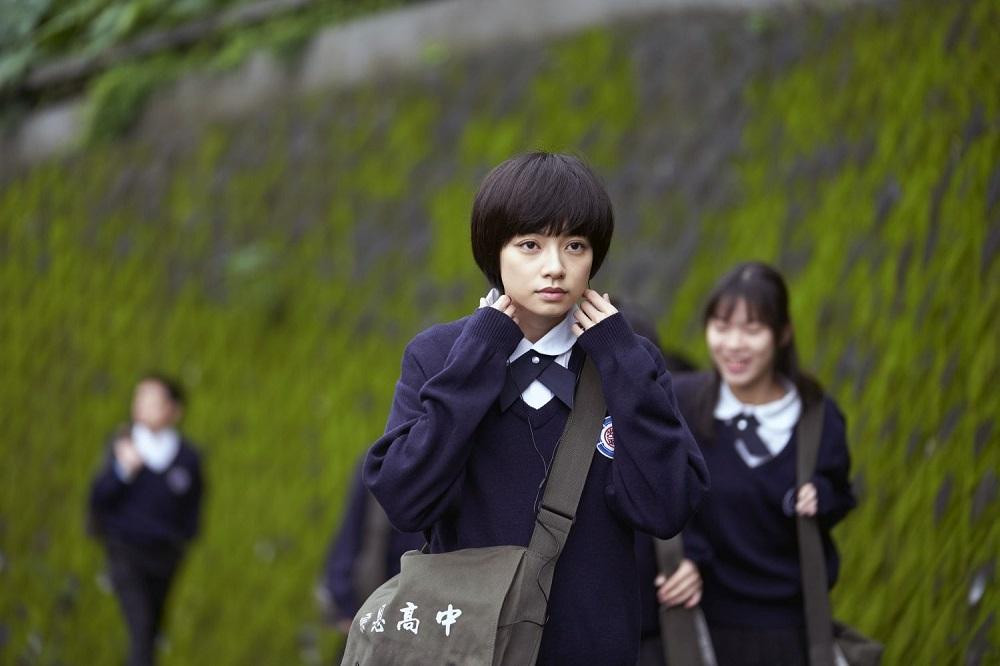 Có cậu cùng đi, có cậu cùng nghe bài hát yêu thích, là kỷ niệm ngọt ngào nhất tớ từng có. (Minh họa: Phim More Than Blue)