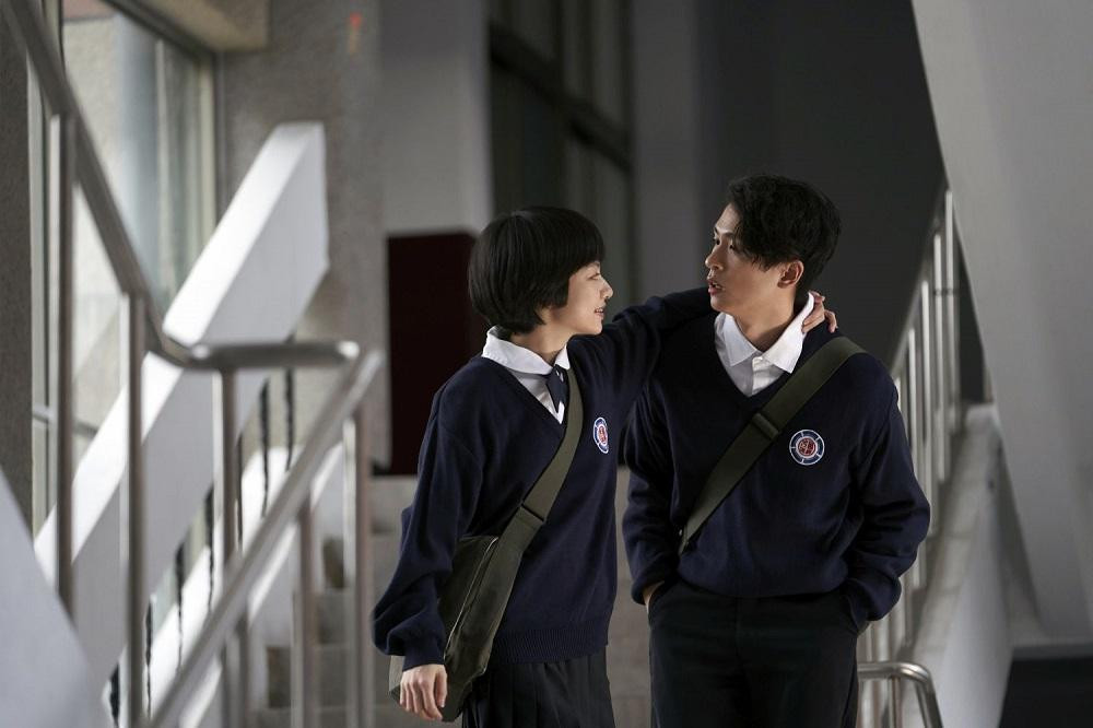 Những ngày trời mưa, khoảng cách rút ngắn còn năm bước chân, từ đó tớ đã thích những cơn mưa. (Minh họa: Phim More Than Blue)