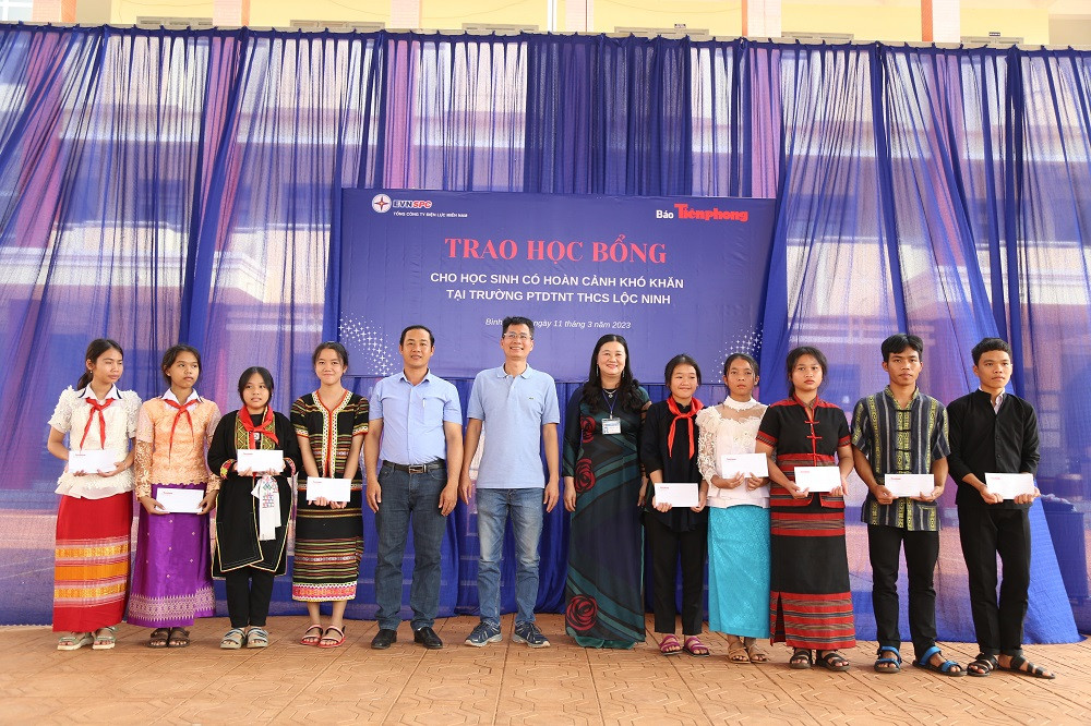 Đoàn công tác trao học bổng tại trường Phổ thông dân tộc nội trú THCS Lộc Ninh. (Ảnh: Ngô Tùng)