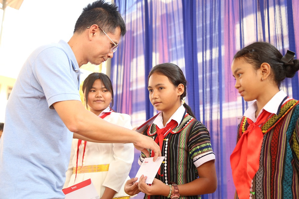 Nhà báo Lý Thành Tâm đại diện đoàn trao tặng học bổng, chia sẻ, động viên các em vượt qua khó khăn, vươn lên trong học tập. (Ảnh: Ngô Tùng)