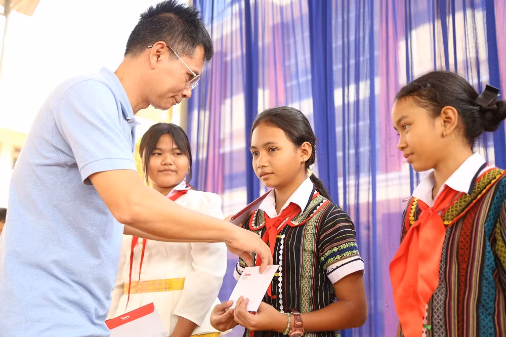 Nhà báo Lý Thành Tâm đại diện đoàn trao tặng học bổng, chia sẻ, động viên các em vượt qua khó khăn, vươn lên trong học tập. (Ảnh: Ngô Tùng)