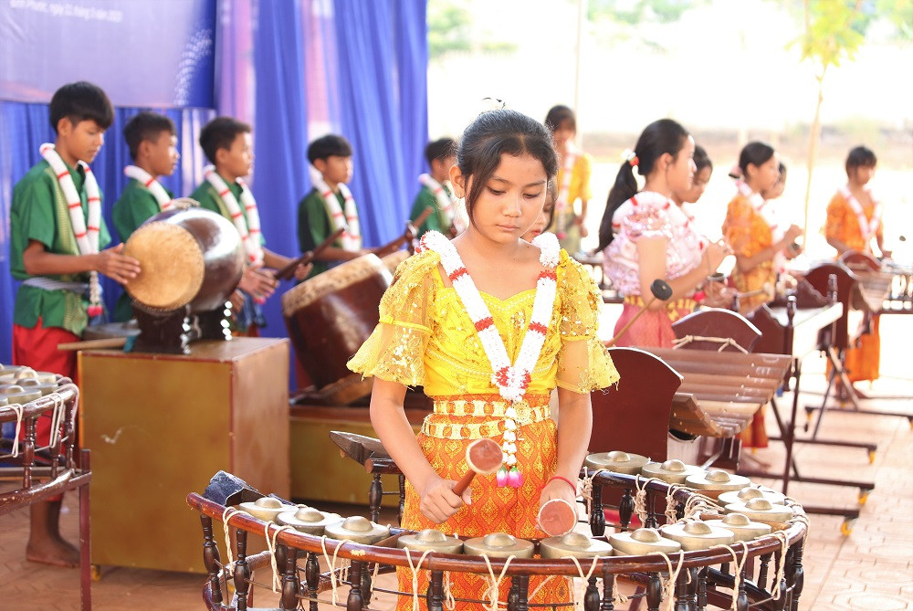 Các em chuẩn bị tiết mục văn nghệ. (Ảnh: Ngô Tùng)