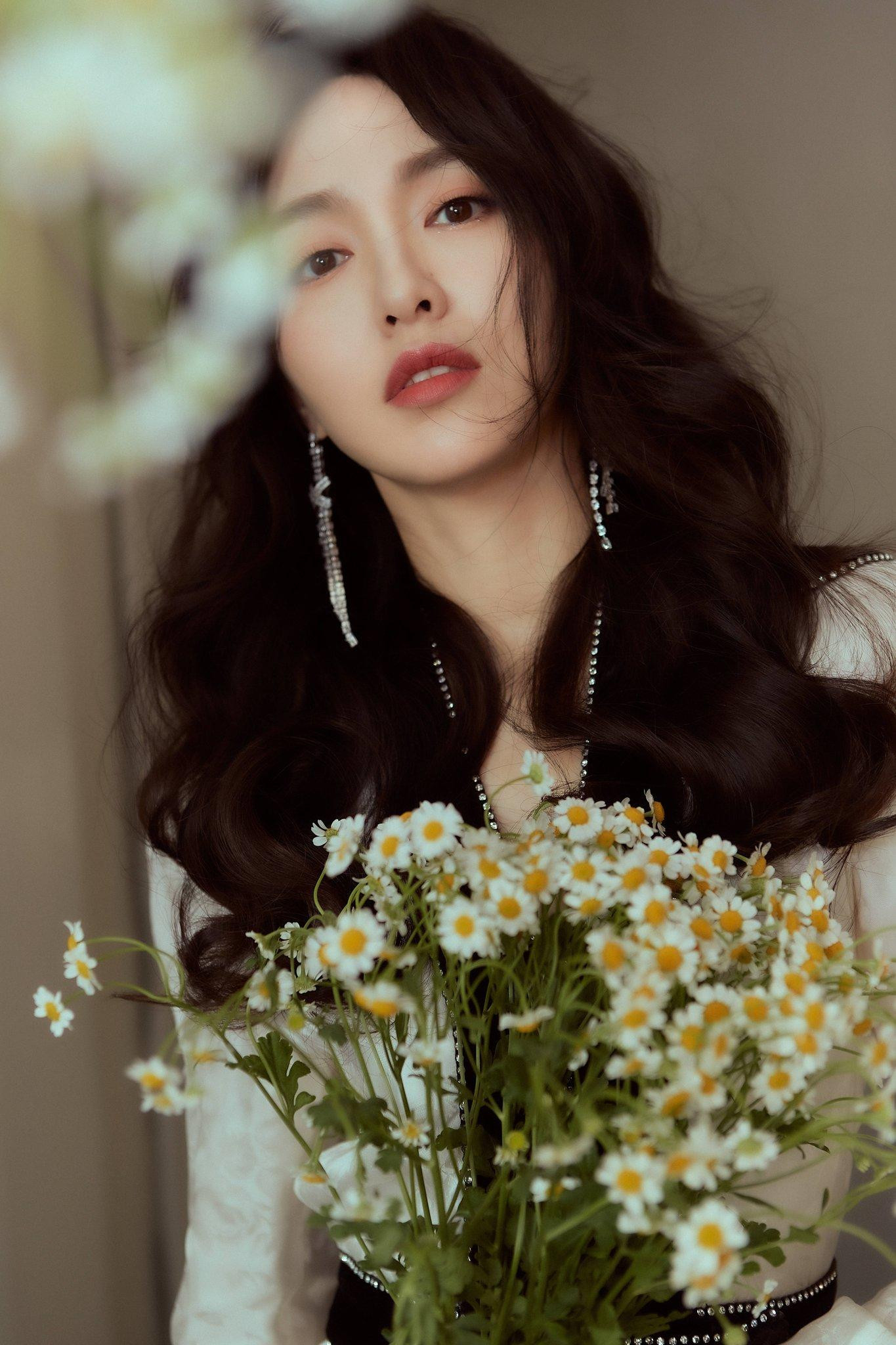 Đường Yên xinh đẹp trong ống kính của studio. Đường Yên xinh đẹp trong ống kính của studio.