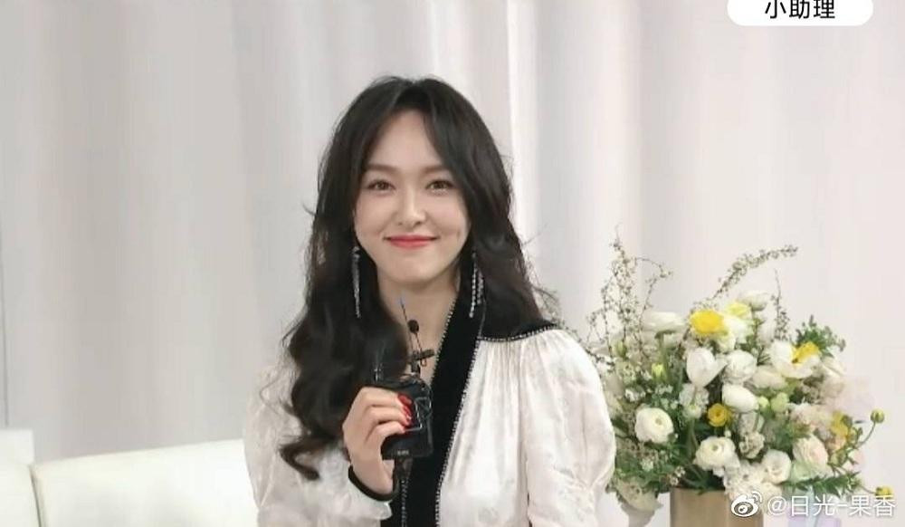 Đường Yên trên sóng livestream thần thái tươi tắn không kém gì ảnh đã qua chỉnh sửa. Đường Yên trên sóng livestream thần thái tươi tắn không kém gì ảnh đã qua chỉnh sửa.