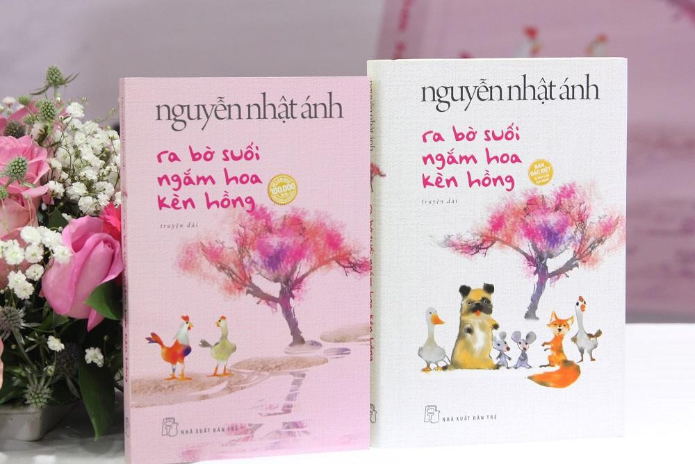 Sách có phiên bản bìa mềm (màu hồng) và bản đặc biệt bìa cứng (màu trắng).