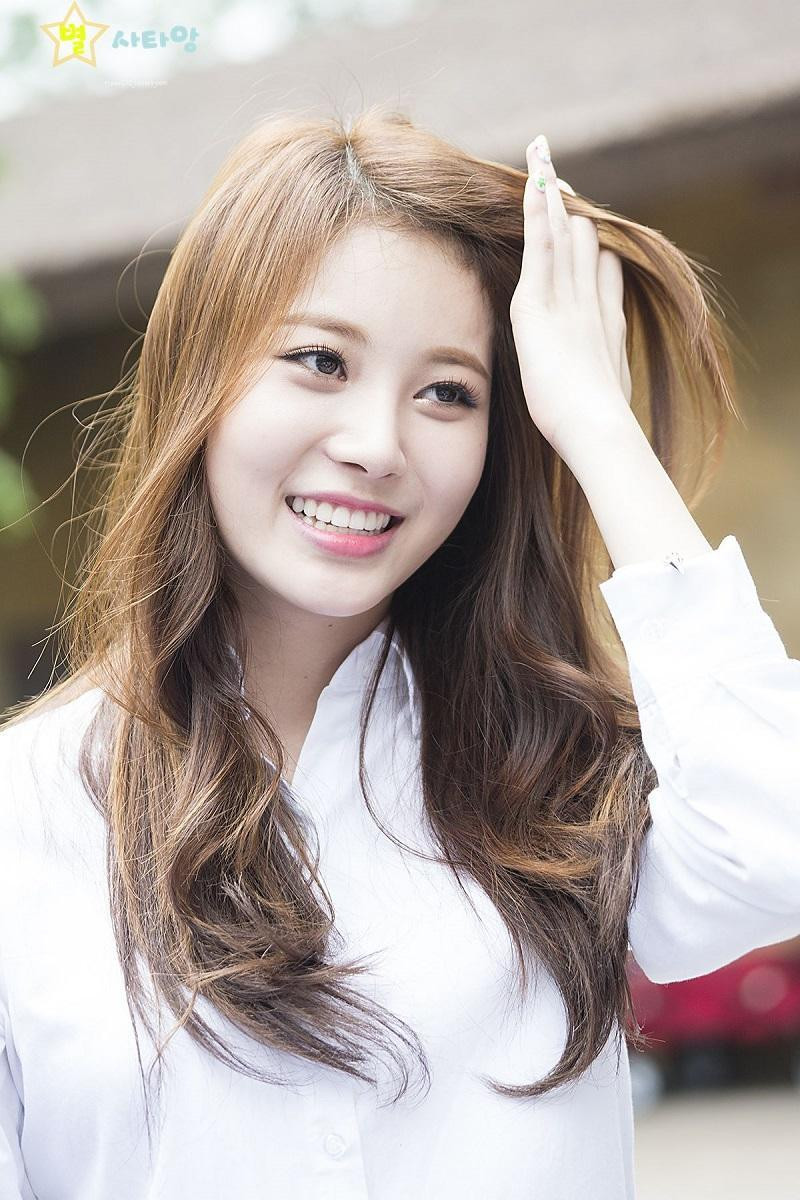 Yura (Girl's Day) vai Chae Soo Jin. Yura (Girl's Day) vai Chae Soo Jin.
