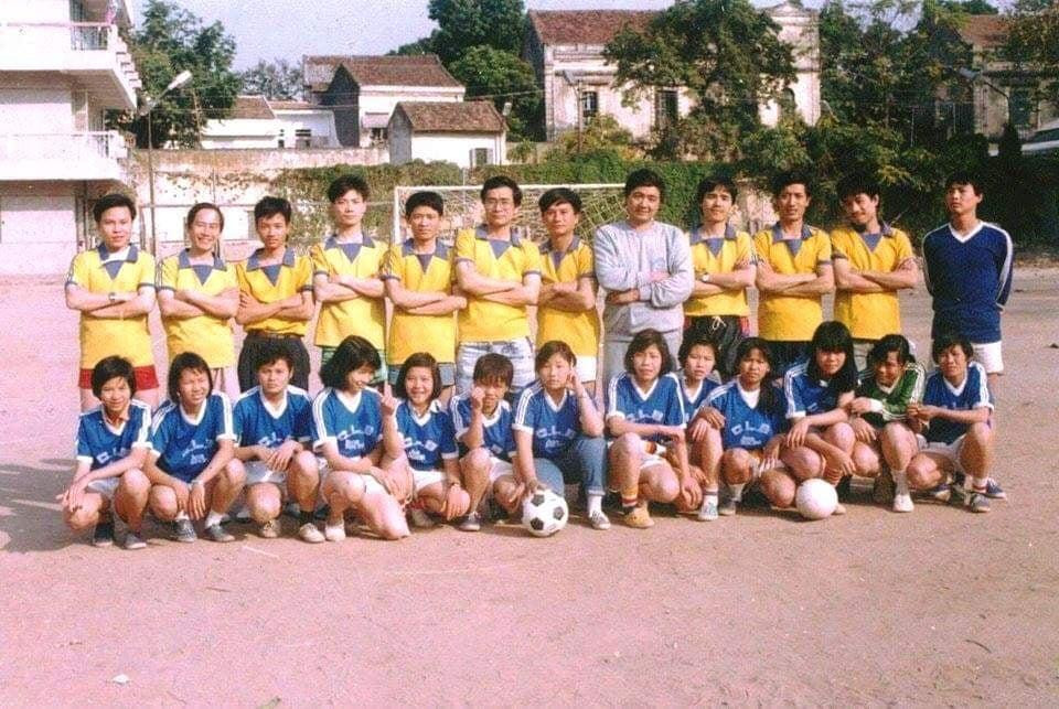 Các PV báo TNTP-HHT làm &quot;quân xanh&quot; cho CLB Hoa Học Trò tập luyện.