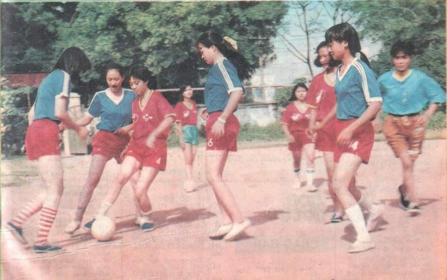 Một buổi tập của CLB bóng đá nữ Hoa Học Trò.