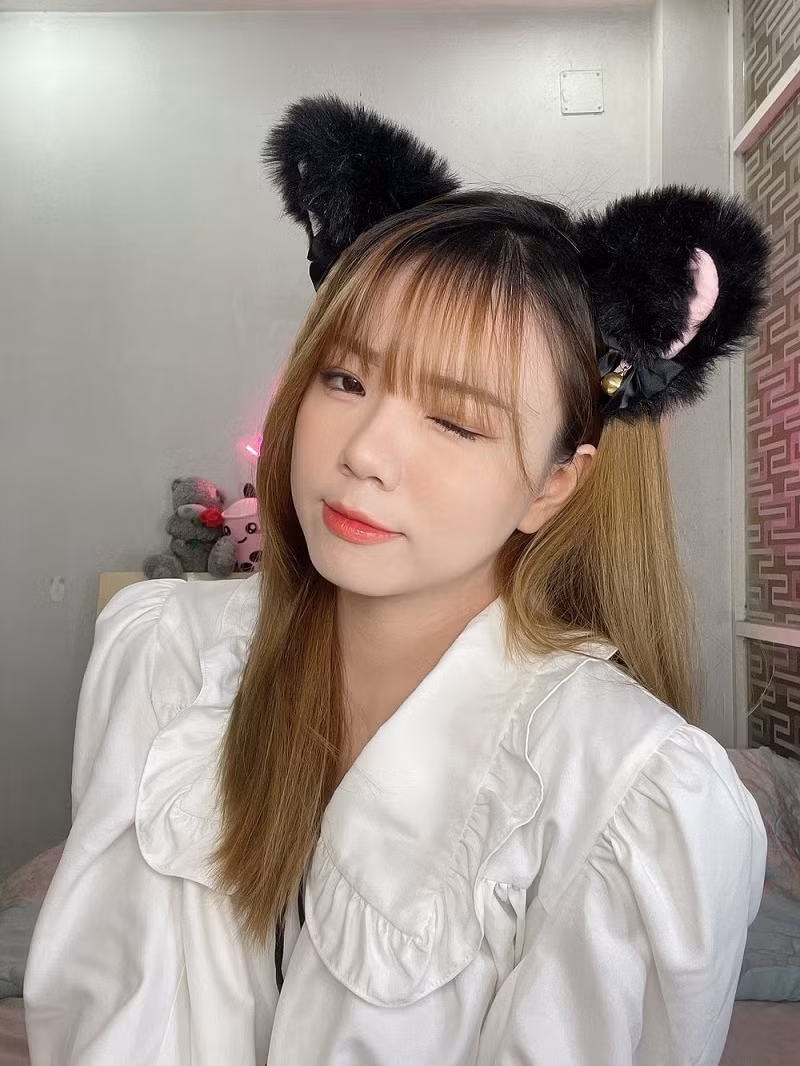 TikToker Trương Nhã Dinh đang bị chỉ trích vì nghi bán hàng "pha-ke". - Ảnh: FBNV
