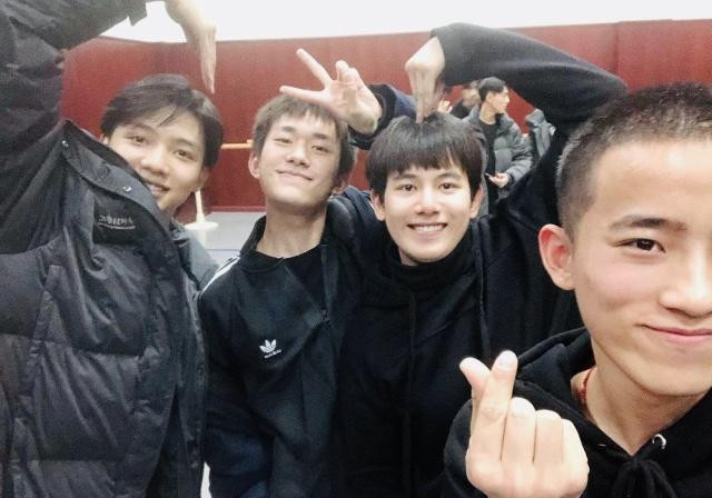 Hồ Tiên Hú và Dịch Dương Thiên Tỉ là bạn cùng ký túc xá. Hồ Tiên Hú và Dịch Dương Thiên Tỉ là bạn cùng ký túc xá.