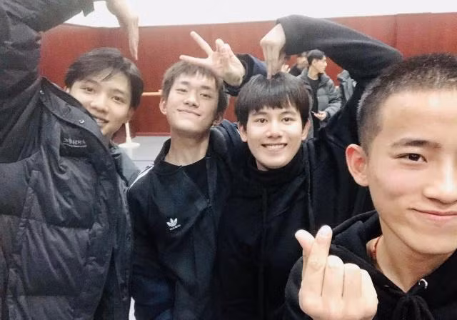 Hồ Tiên Hú và Dịch Dương Thiên Tỉ là bạn cùng ký túc xá.