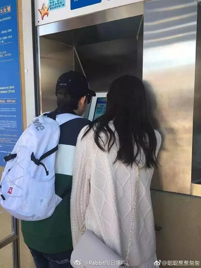 Cả hai cùng đi chơi thủy cung. Cả hai cùng đi chơi thủy cung.